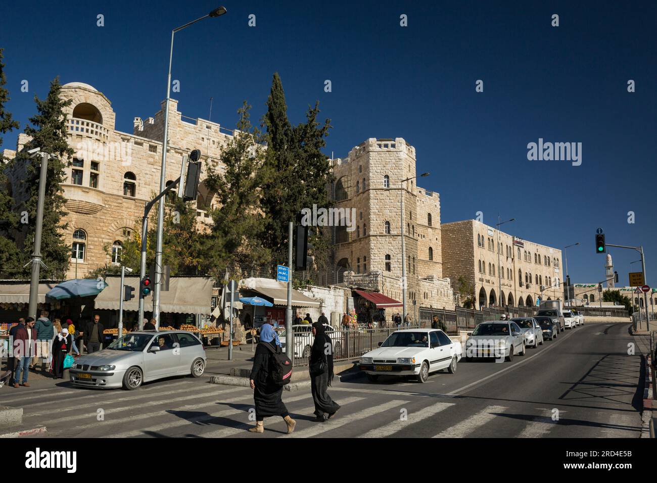 Zwei muslimische Frauen überqueren die Sultan Suleiman Street in Ost-Jerusalem Stockfoto