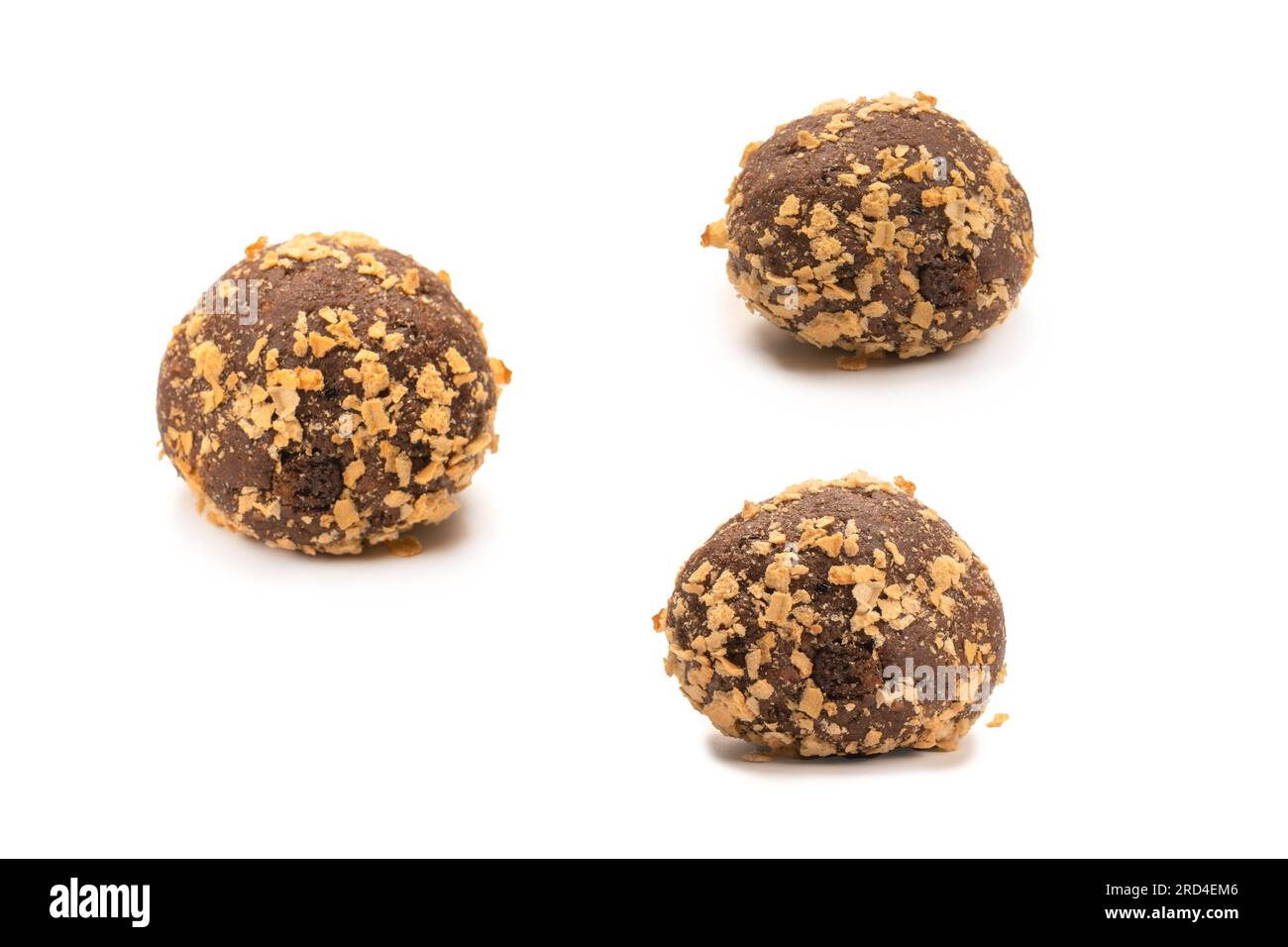 Schokoladenkuchen isoliert auf weißem Hintergrund. Draufsicht. Stockfoto