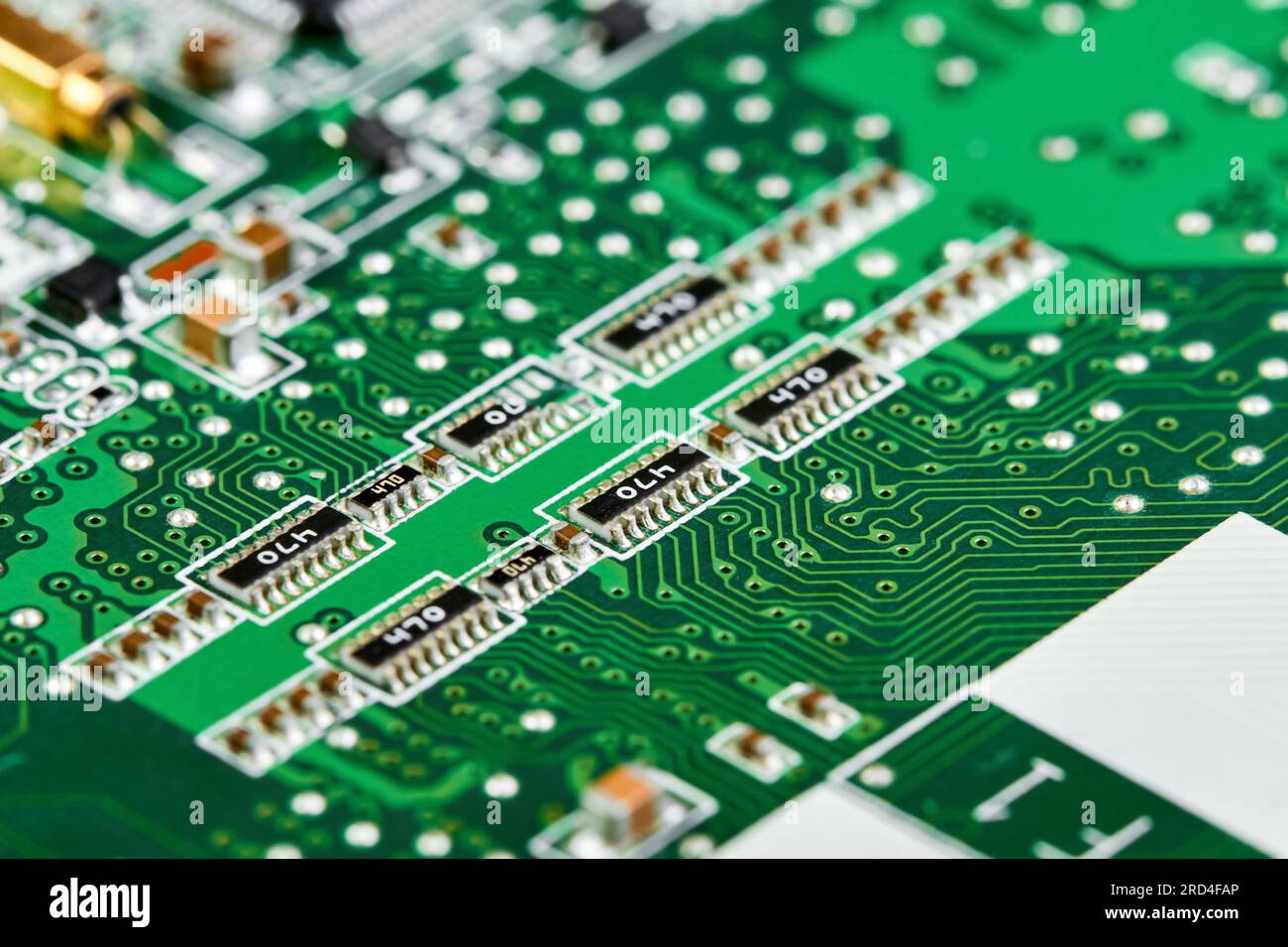 Widerstände, Kondensatoren, Transistoren auf einer elektronischen Computerplatine Stockfoto