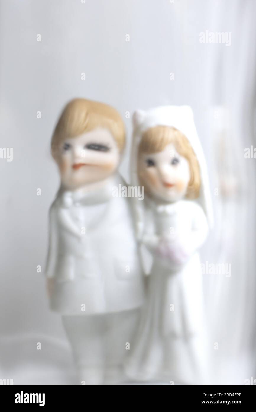 Verschwommenes und verzerrtes Bild sehr junger Braut und Bräutigam in Hochzeitskleidung. Stockfoto