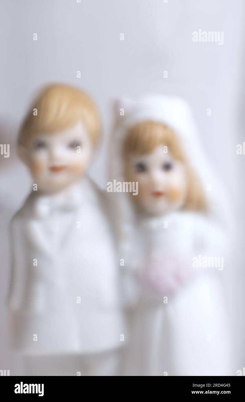 Verschwommenes und verzerrtes Bild sehr junger Braut und Bräutigam in Hochzeitskleidung. Stockfoto