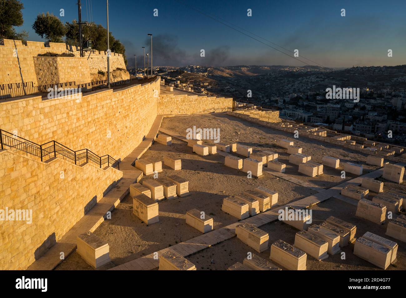 Horizontaler Blick aus einem hohen Winkel auf den Rauch auf dem Gazastreifen vom Ölberg, dem jüdischen Friedhof, Jerusalem, Israel Stockfoto