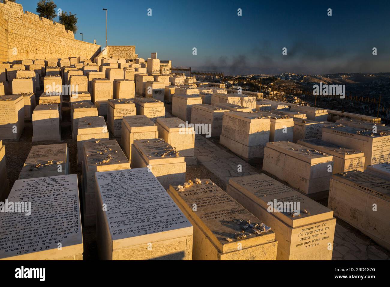 Panoramablick auf den Ölberg jüdischen Friedhof mit dem Rauch auf dem Gazastreifen im Hintergrund, Jerusalem, Israel Stockfoto