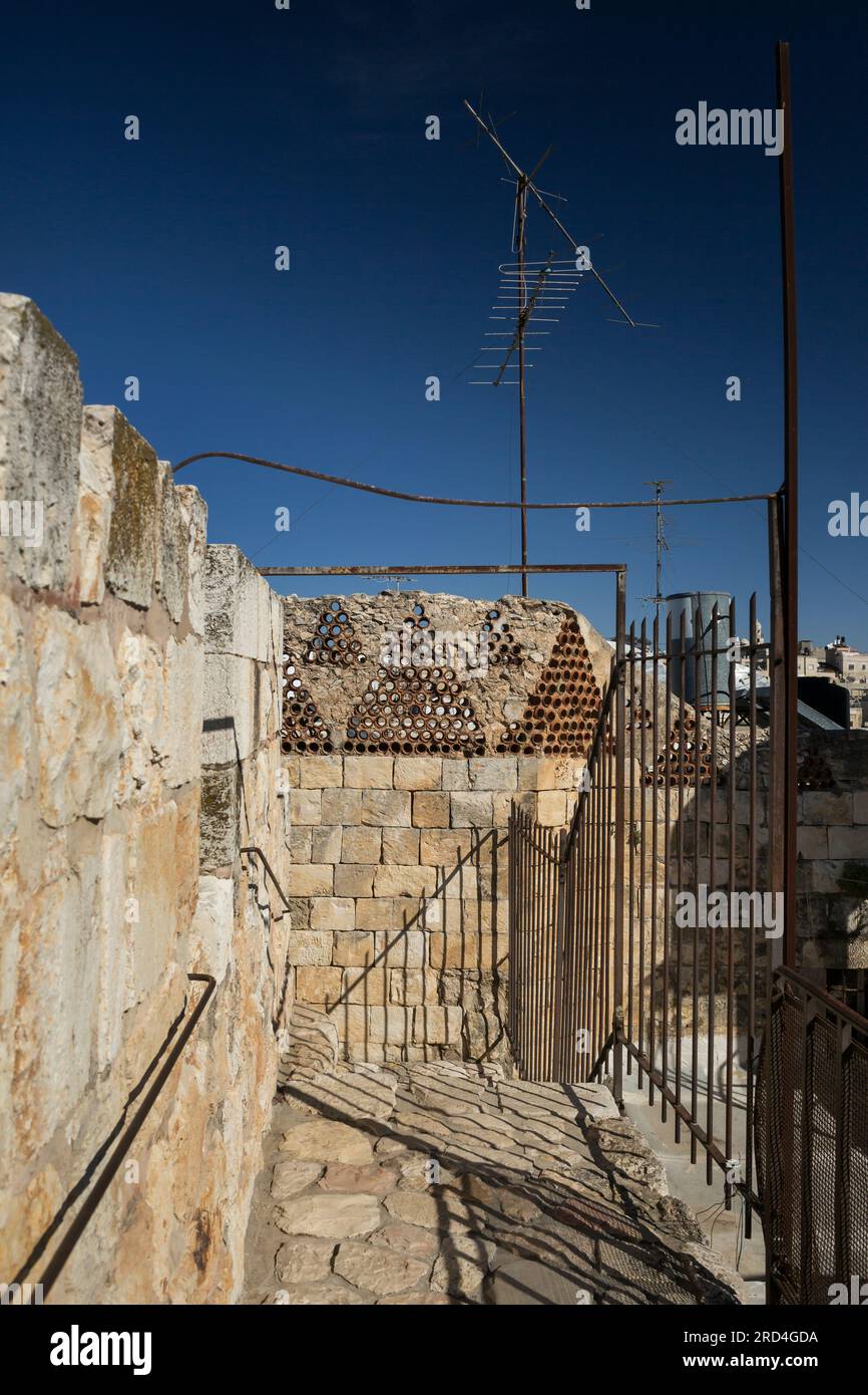 Vertikaler Blick auf die Stadtmauern über die alte Stadtmauer von Jerusalem, Israel Stockfoto