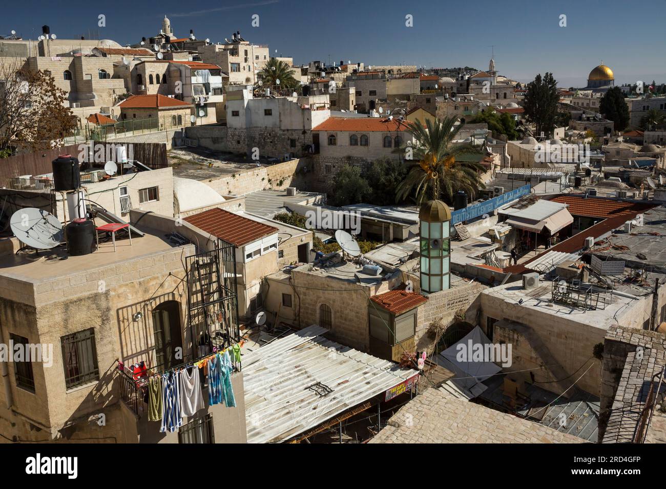 Panoramablick aus der Vogelperspektive auf die Dachterrassen der Altstadt von Jerusalem mit dem Felsendom im Hintergrund, Jerusalem, Israel Stockfoto