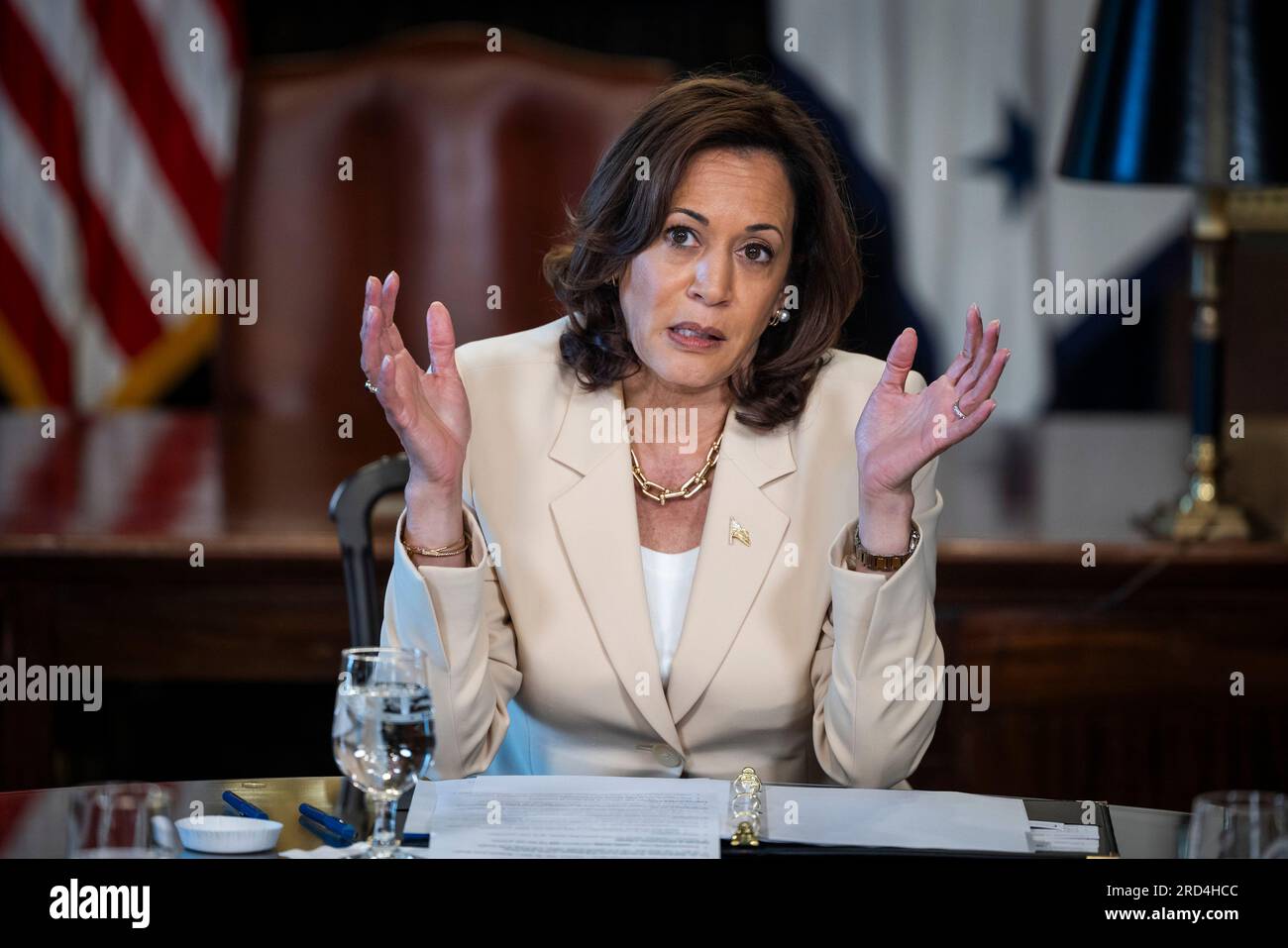 Washington, Usa. 18. Juli 2023. US-Vizepräsidentin Kamala Harris (C) trifft sich am 18. Juli 2023 mit Generalstaatsanwälten, um die Fentanyl-Krise im Bereich der öffentlichen Gesundheit im Verwaltungsgebäude von Eisenhower in Washington, DC, zu behandeln. Foto: Jim Lo Scalzo/UPI Credit: UPI/Alamy Live News Stockfoto