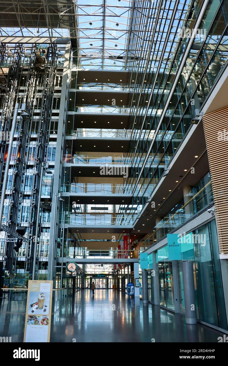 Innenansicht des Sanomatalo-Glasgebäudes im Zentrum von Helsinki, Finnland Stockfoto