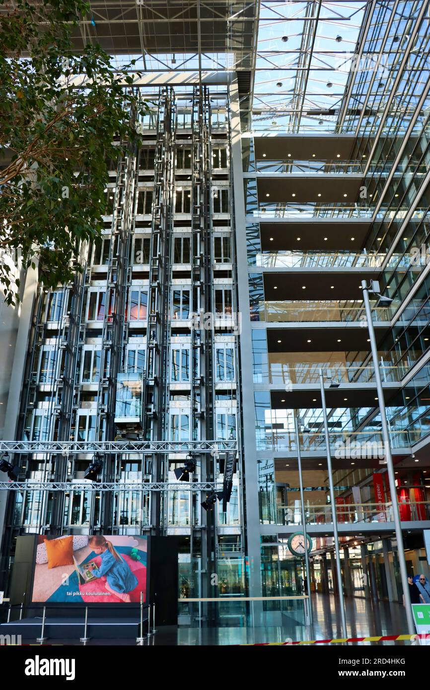 Innenansicht des Sanomatalo-Glasgebäudes im Zentrum von Helsinki, Finnland Stockfoto