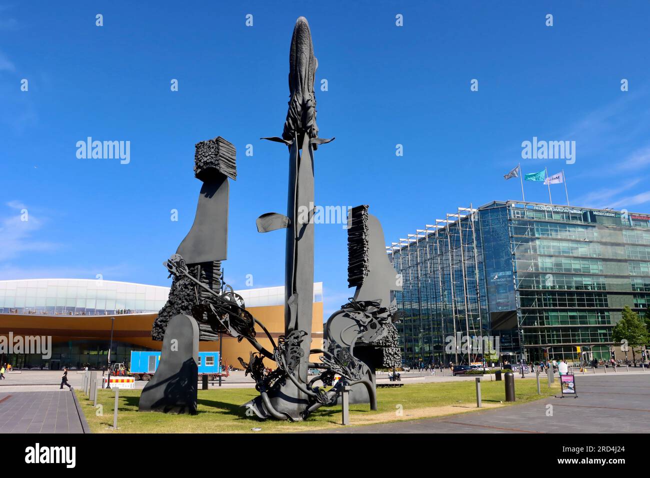 Künstlerin Reijo Hukkanen Skulptur, Laulupuut (Song Trees) vor Musiikkitalo, Helsinki Music Center, Finnland Stockfoto