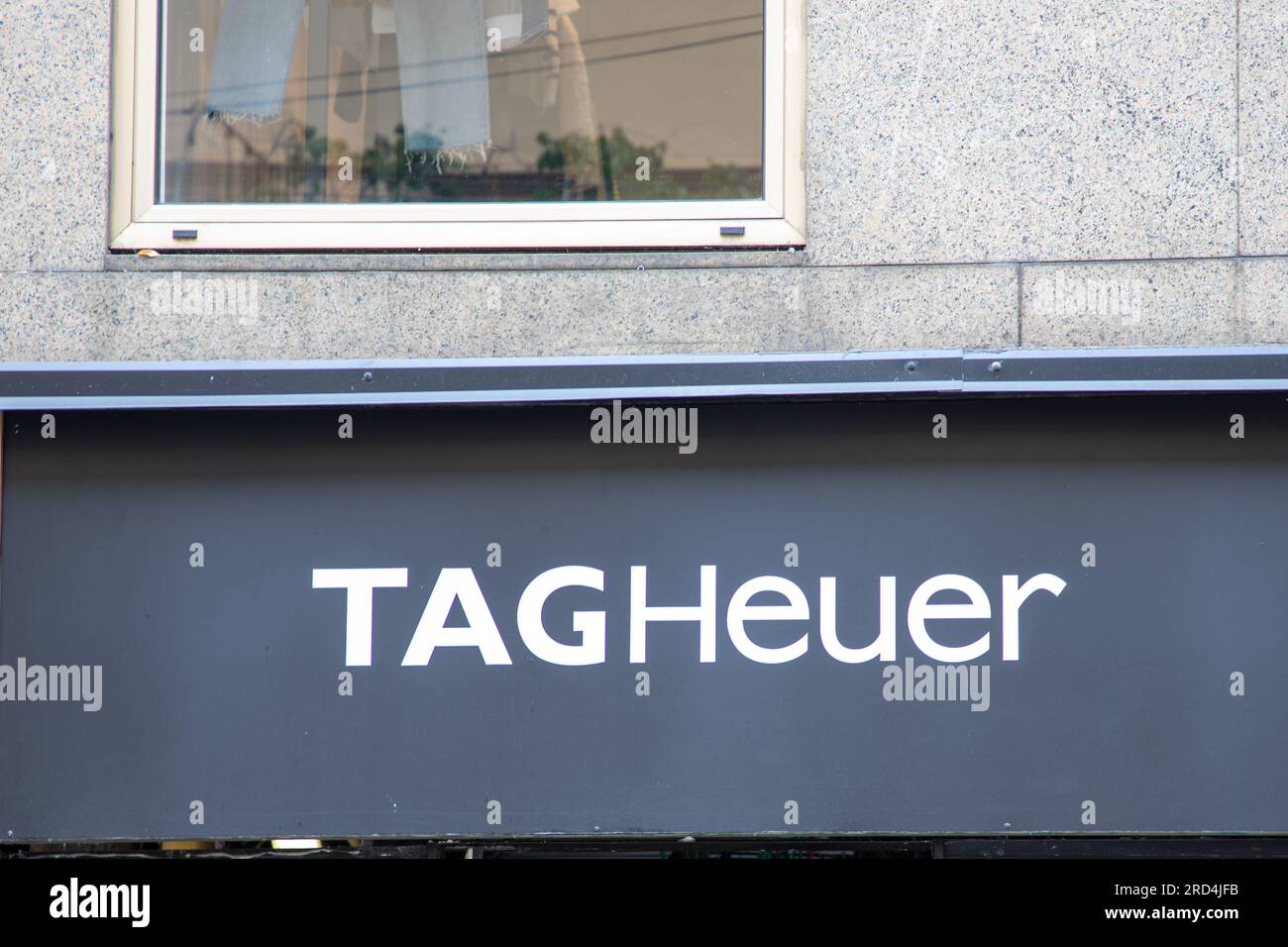 Bordeaux , Frankreich - 07 10 2023 : TAG HEUER Logo Marke und Textzeichen Chronografen Eingang Fassade Shop Uhren Luxus schweizer Shop Stockfoto