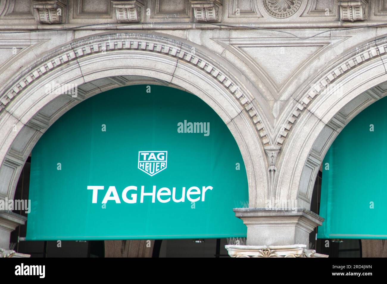 Mailand , Italien - 07 10 2023 : Tag Heuer Logo Markenkette und Textschild Fassade Laden Uhren schweizer Hersteller Stockfoto