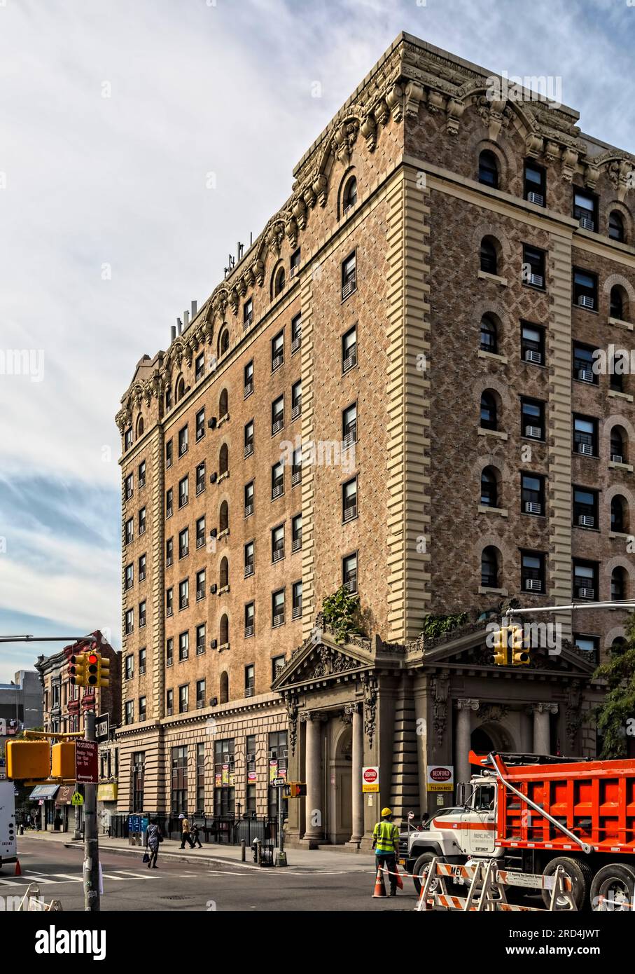 Bedford Stuyvesant: In den Norgate Plaza Appartements werden in den säulenförmigen Eingängen, die für eine Bank geeignet sind, Ziegelsteine mit Windelmuster und auffällige Quoins unterstützt. Stockfoto