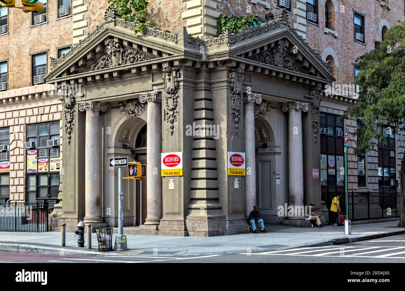 Bedford Stuyvesant: In den Norgate Plaza Appartements werden in den säulenförmigen Eingängen, die für eine Bank geeignet sind, Ziegelsteine mit Windelmuster und auffällige Quoins unterstützt. Stockfoto