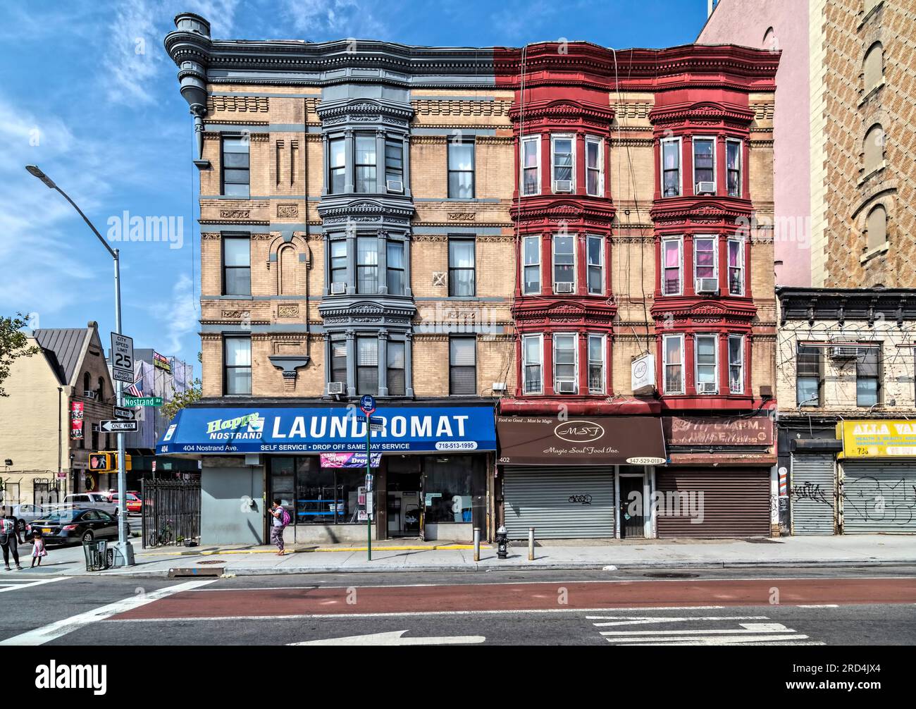 Bedford Stuyvesant: Bemalte Zierteile und Oriels versuchen, dieses aus Ziegelsteinen und Terracotta bestehende Apartmentgebäude in der Nostrand Avenue in der Monroe Street zu beleben. Stockfoto