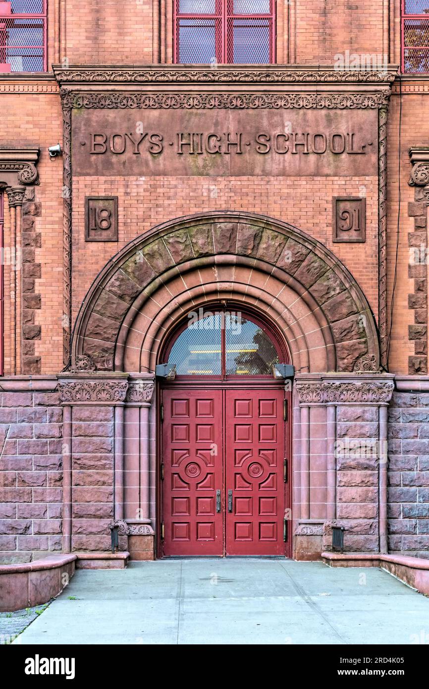 Bedford Stuyvesant: Historisches Wahrzeichen Boys High School, romanisch mit Gusto, entworfen von demselben Architekten wie die nahe gelegene Girls High School. Stockfoto