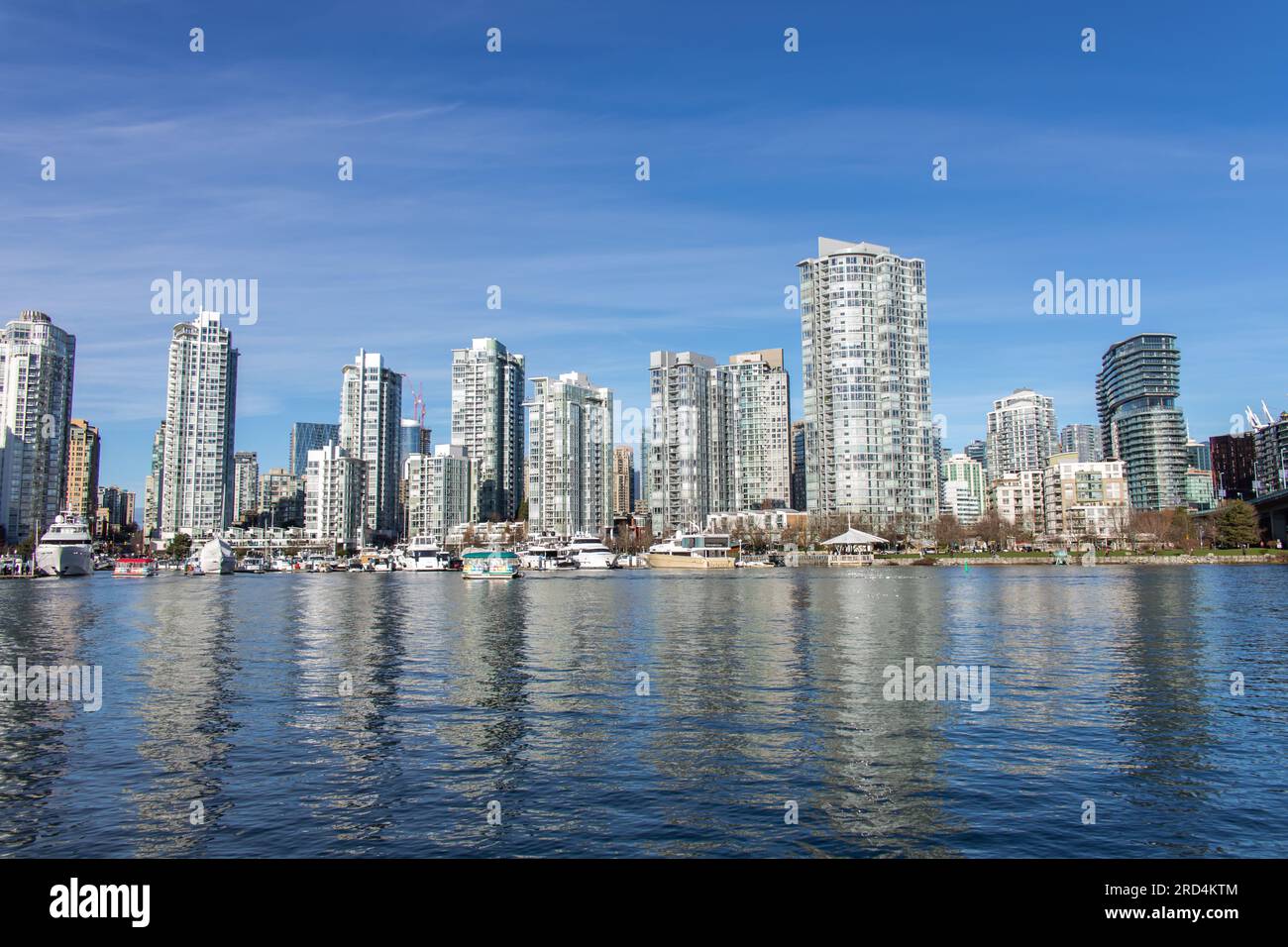 Vancouver, KANADA - 14. Januar 2023 : Stadtbild Downtown Vancouver vom Charleson Park. Die Gebäude im Stadtzentrum, False Creek, sind auf einem Bild zu sehen Stockfoto