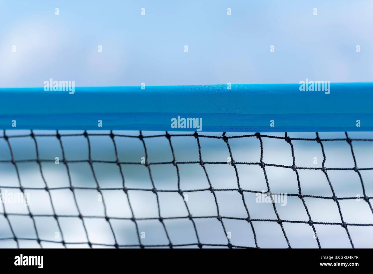 Beachvolleyball und Beach Tennis Netz auf dem Hintergrund von Sand. Horizontales Sport-Thema Poster, Grußkarten, Header, Website und App Stockfoto