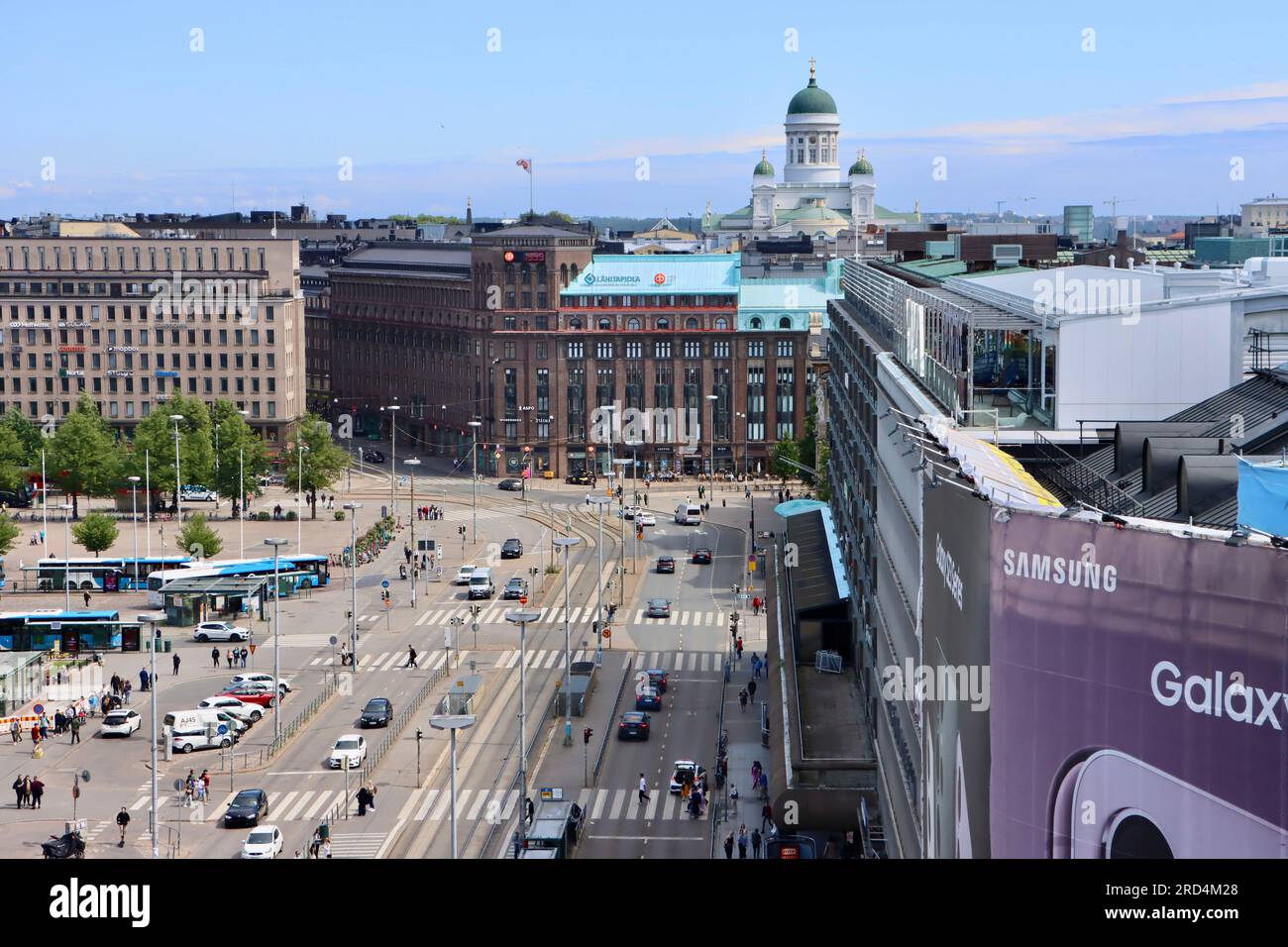 Rautatientori, Helsinki Railway Square, mit der Kathedrale von Helsinki im Hintergrund Stockfoto