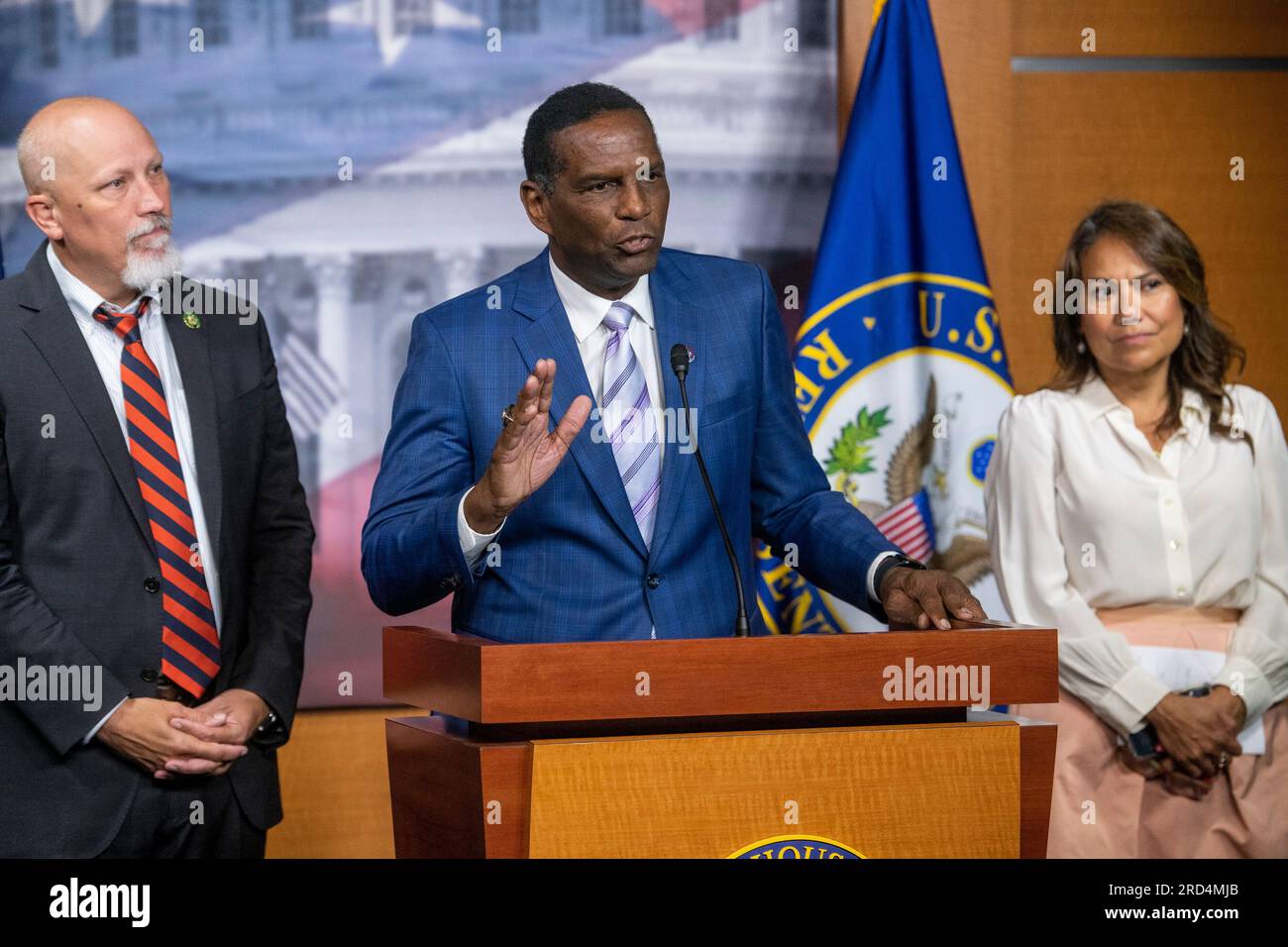 Washington, Vereinigte Staaten. 18. Juli 2023. Der Vertreter der Vereinigten Staaten Burgess Owens (Republikaner von Utah), Center, wird von dem Vertreter der Vereinigten Staaten Chip Roy (Republikaner von Texas), links, Und die US-Vertreterin Veronica Escobar (Demokrat von Texas), richtig, während einer Pressekonferenz über einen Kompromissvorschlag zum DCA Act im US Capitol in Washington, DC, Dienstag, 18. Juli 2023. Kredit: Rod Lamkey/CNP/dpa/Alamy Live News Stockfoto