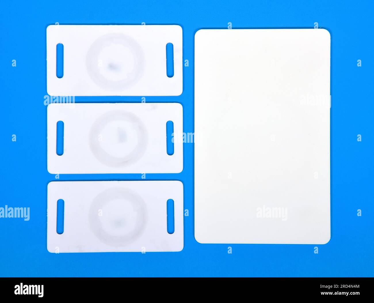 weiße RFID-Karten auf einem blauen Hintergrund Stockfoto