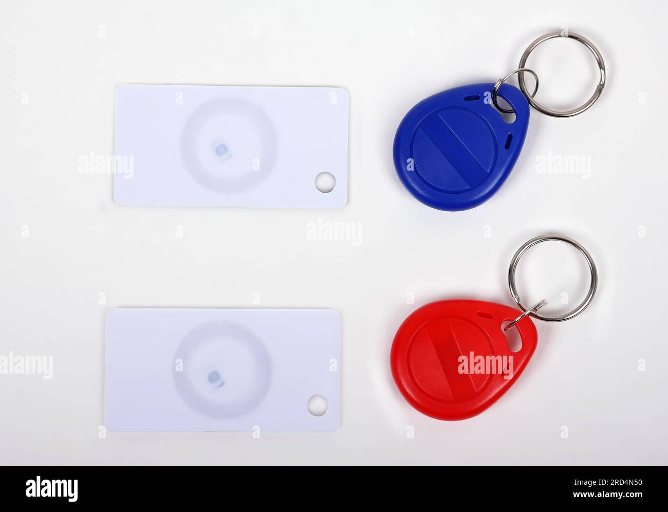 zwei RFID-Karten und Schlüsselanhänger auf weißem Hintergrund Stockfoto