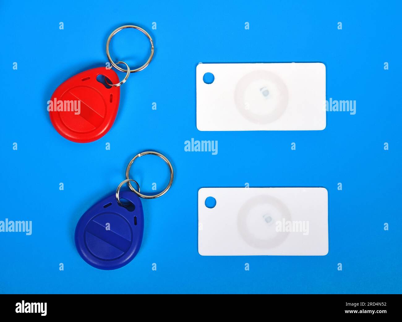 zwei RFID-Karten und Schlüsselanhänger auf blauem Hintergrund Stockfoto