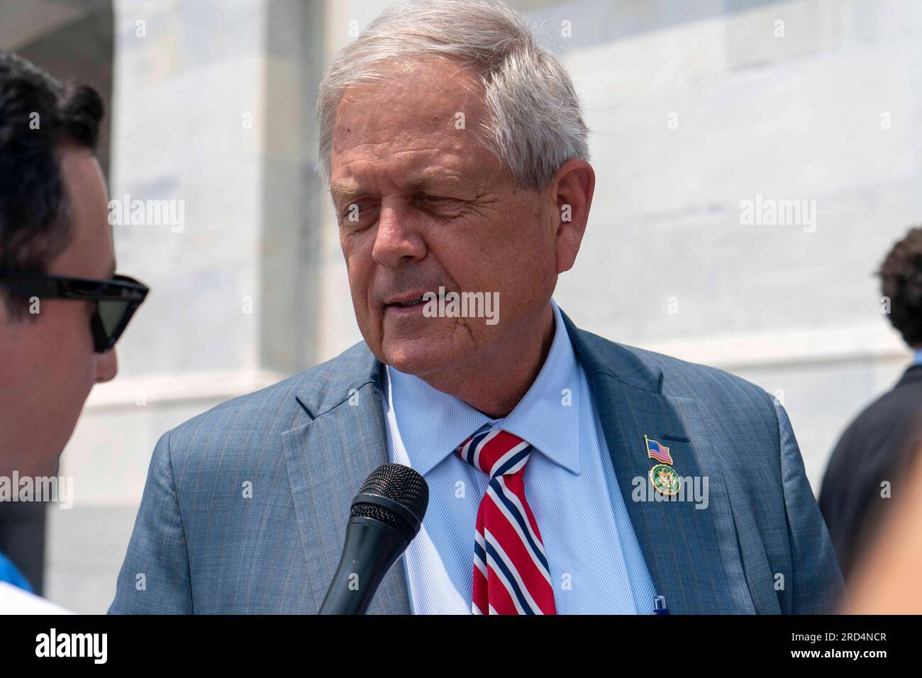 Washington, Usa. 18. Juli 2023. Rep. Jared Moskowitz, D-FL, Rep. George Santos, R-NY, Rep. Adam Schiff, R-CA.Rep. Dan Goldman, D-NY, spricht mit der Presse, nachdem er außerhalb der USA gewählt hat Capitol in Washington, DC, am Dienstag, den 18. Juli 2023. Foto: Bonnie Cash/UPI Credit: UPI/Alamy Live News Stockfoto