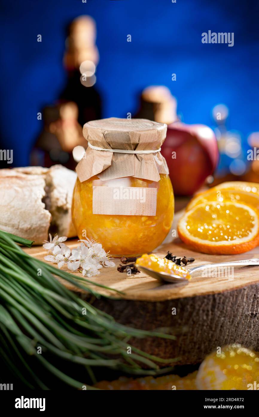 Hausgemachte natürliche Orangenmarmelade aus natürlichen Produkten. Bio-Lebensmittel, auf einem Bauernhaustisch voller natürlicher Lebensmittel. Stockfoto