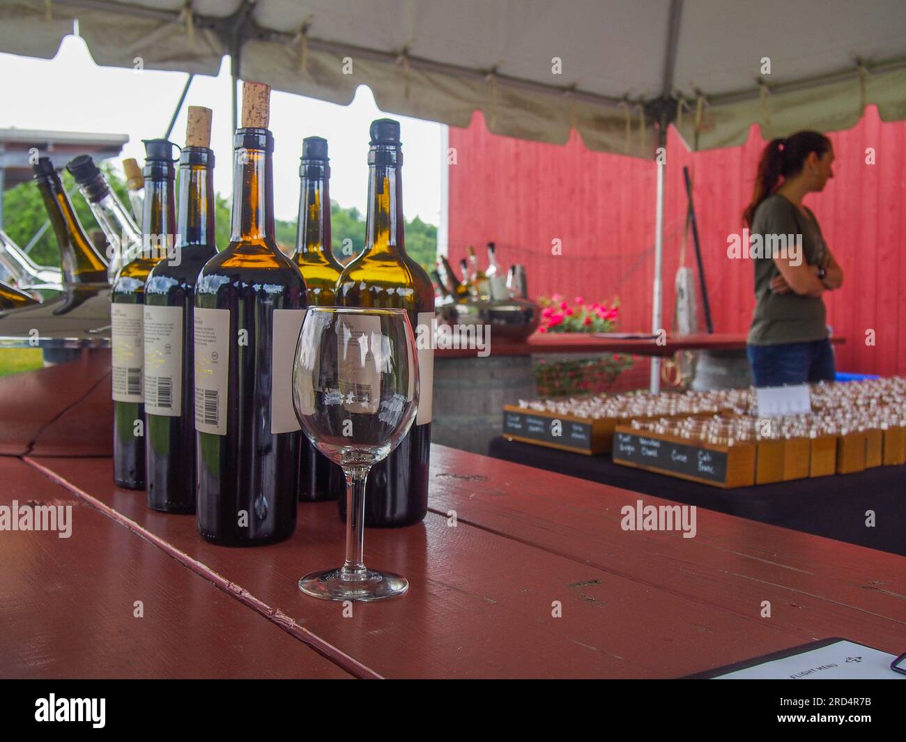 Sommelier und Weinflaschen im Weingut Sugarloaf Mountain, Frederick, Maryland, 3. Juni 2023, © Katharine Andriotis Stockfoto