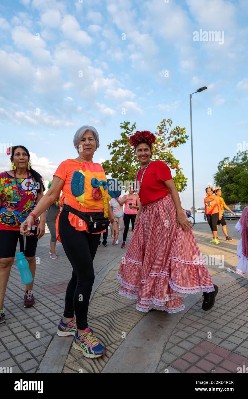 Cartagena, Bolivar, Kolumbien – 17. Februar 2023: Kolumbianische Frauen zeigen ihre farbenfrohen Kostüme, Masken und Wigs für Karneval und posieren für die Kommen Stockfoto