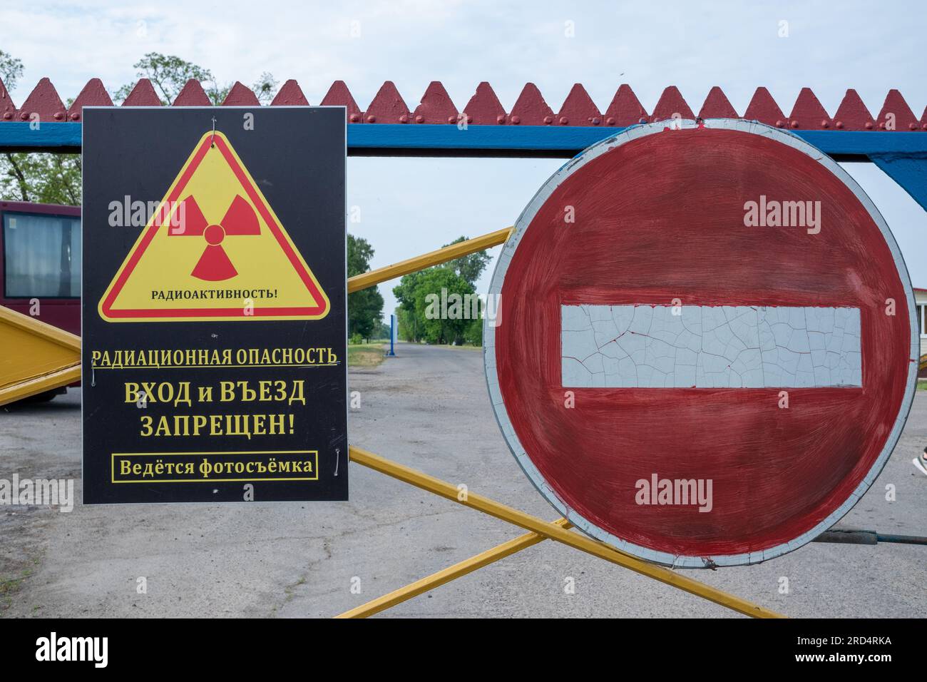 Ein Verbotszeichen der Strahlengefahr am Eingang zur Sperrzone in Belarus Stockfoto