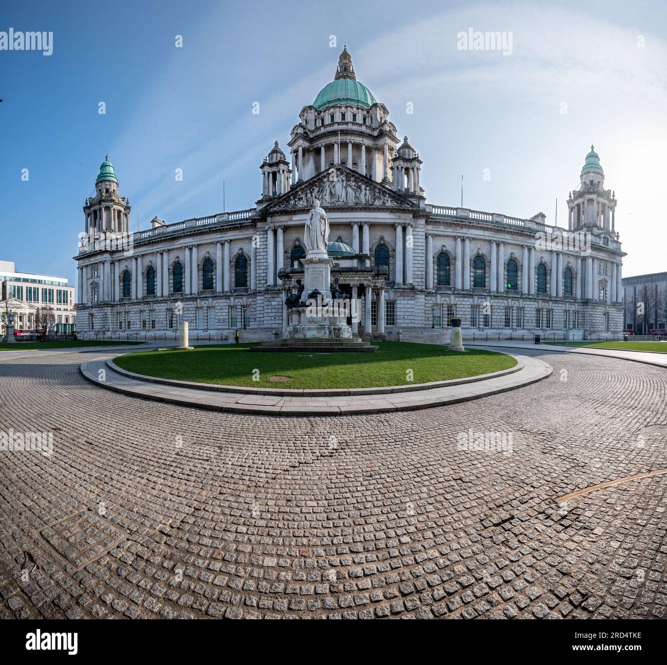 Das neobarocke Rathaus von Belfast beherbergt einen Gedenkgarten in Nordirland Stockfoto