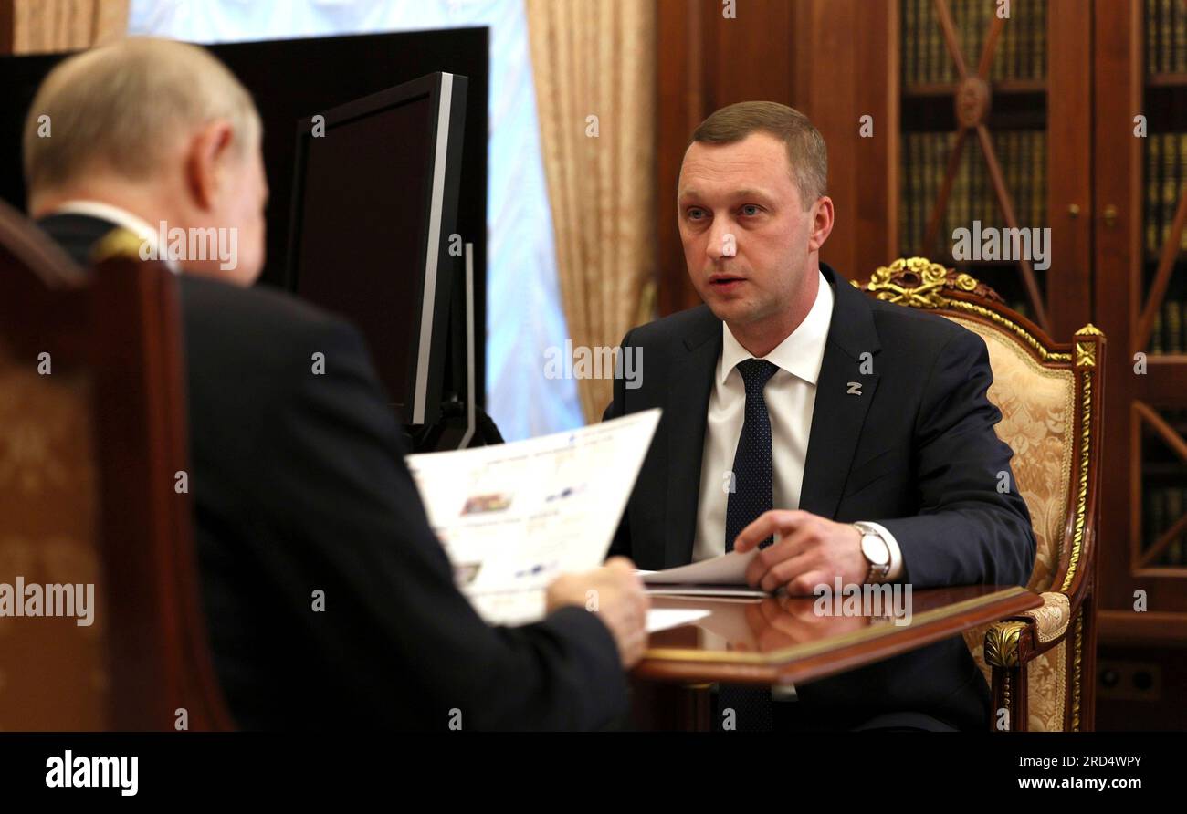 Moskau, Russland. 18. Juli 2023. Der russische Präsident Wladimir Putin veranstaltet am 18. Juli 2023 im Kreml ein persönliches Treffen mit dem Gouverneur der Region Saratow, Roman Busargin, Russland. Kredit: Alexander Kazakov/Kreml Pool/Alamy Live News Stockfoto