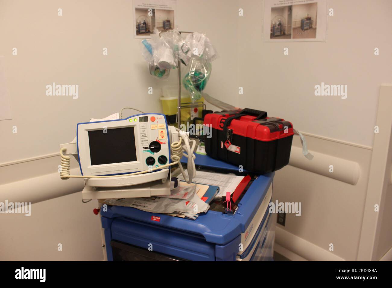 Mobiler kardialer Notfallwagen in der Notaufnahme des Krankenhauses Stockfoto