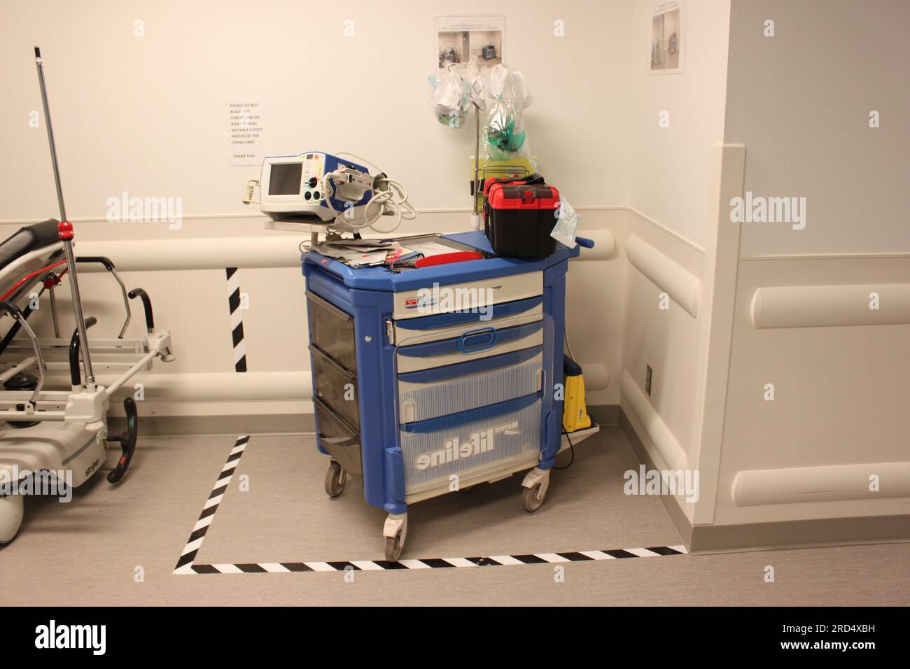 Mobiler kardialer Notfallwagen in der Notaufnahme des Krankenhauses Stockfoto