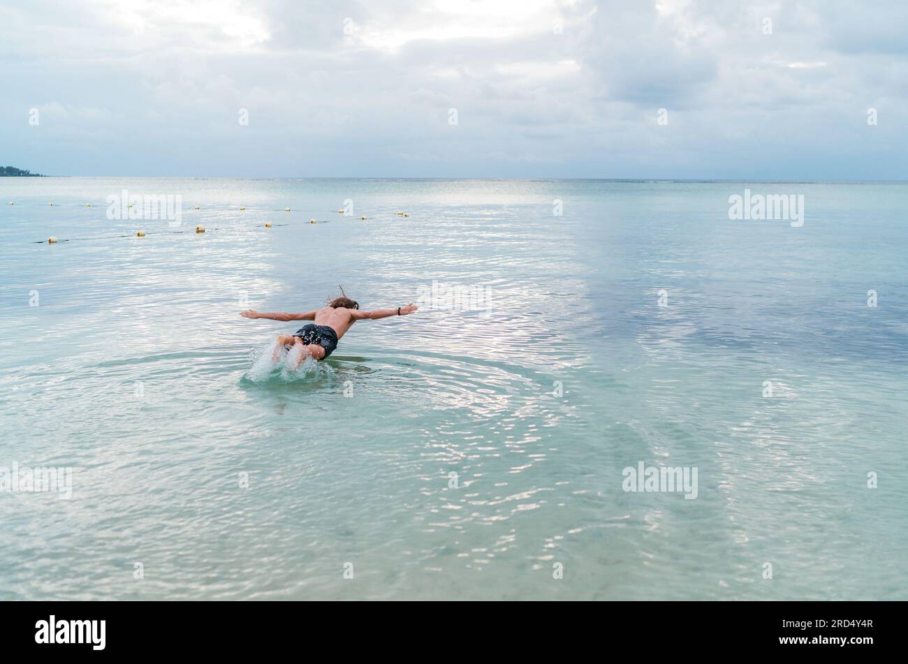 Tauchender Teenager, Schnorcheln unter Wasser in der Lagune am Strand Le Morne, Indischer Ozean, Insel Mauritius. Exotisches Reise- und Urlaubskonzept Stockfoto