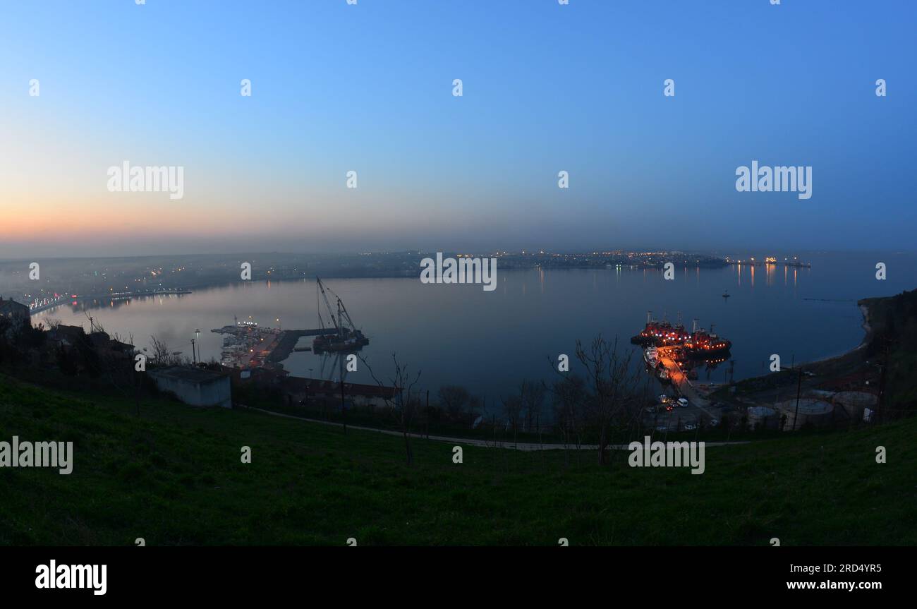 Der Stadtteil Marmara Ereglisi in Tekirdag, Türkei, ist eine Tourismusstadt. Es zieht mit seinen historischen Artefakten und dem Meer Aufmerksamkeit auf sich. Stockfoto