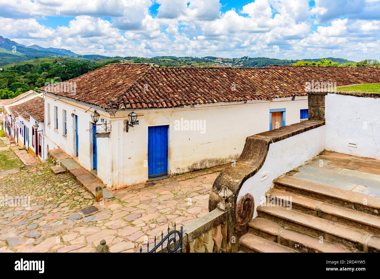 Steinstraße mit Häusern im alten Kolonialstil in der historischen Stadt Tiradentes in Minas Gerais, Brasilien Stockfoto
