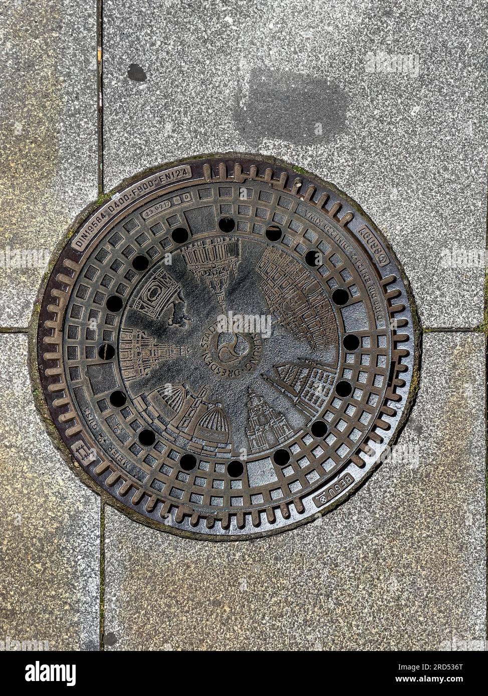 Old town manhole cover -Fotos und -Bildmaterial in hoher Auflösung – Alamy