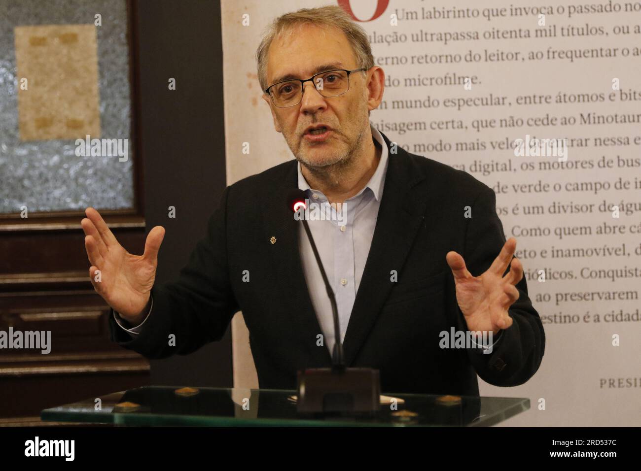 Porträt des Schriftstellers Marco Lucchesi, Präsident der National Library Foundation und Präsident der Brasilianischen Akademie des Wissens Stockfoto