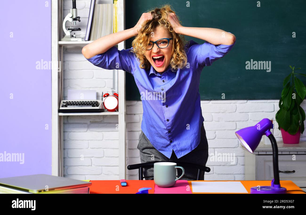 Zurück in die Schule. Verrückte Studentin im Klassenzimmer. Prüfung im College. Harte Prüfung. Stressiges Studentenleben. Wütende schreiende Lehrerin im Klassenzimmer Stockfoto