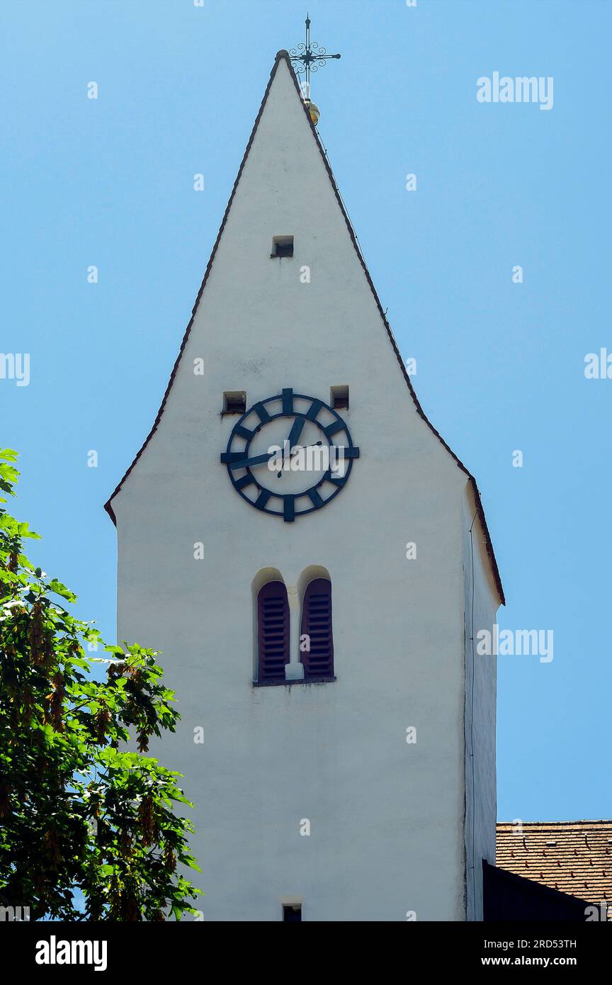 Saddleback Kirchturm mit Uhr, St. Bartholomäus Gemeindekirche, Hopferbach, Allgaeu, Bayern, Deutschland Stockfoto