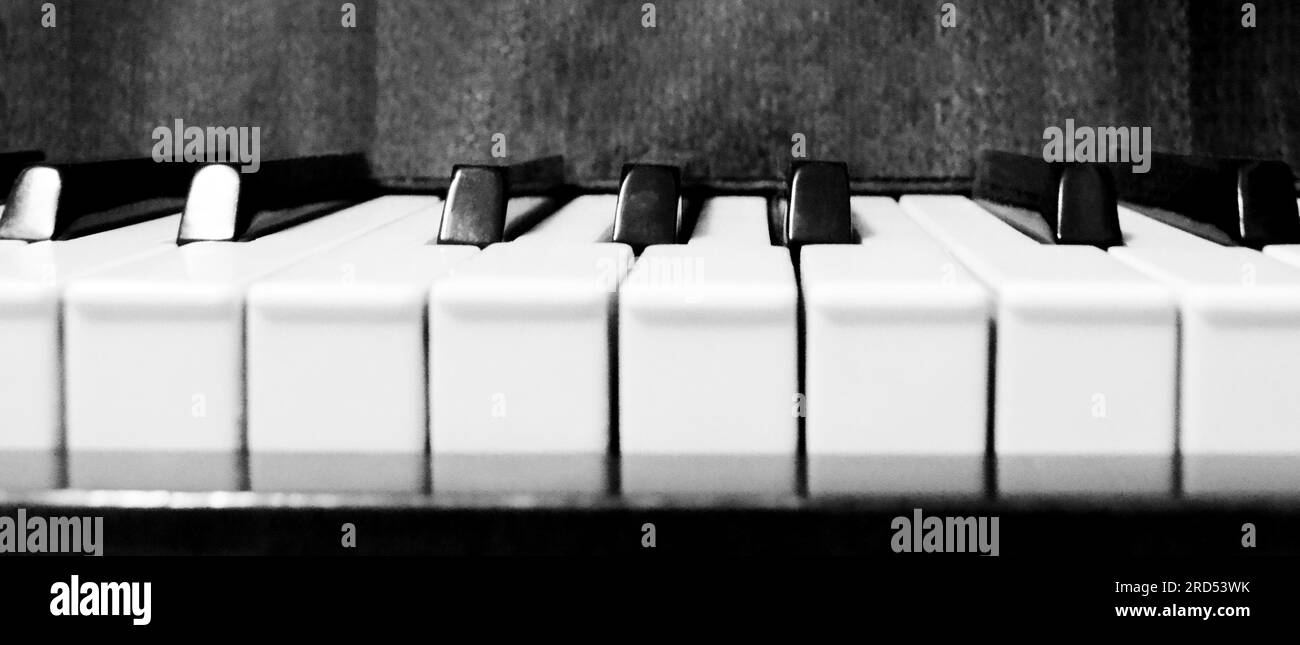 Klassisches Klavierkajarboard. Schwarz-Weiß-Pktur Stockfoto