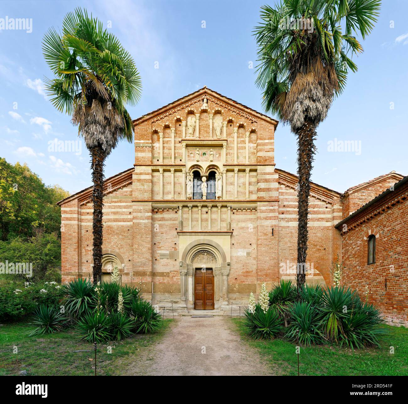 Romanische Fassade, Abtei, Abbazia Santa Maria di Vezzolano, Albugnano, Provinz Asti, Monferrato, Piemont, Italien Stockfoto