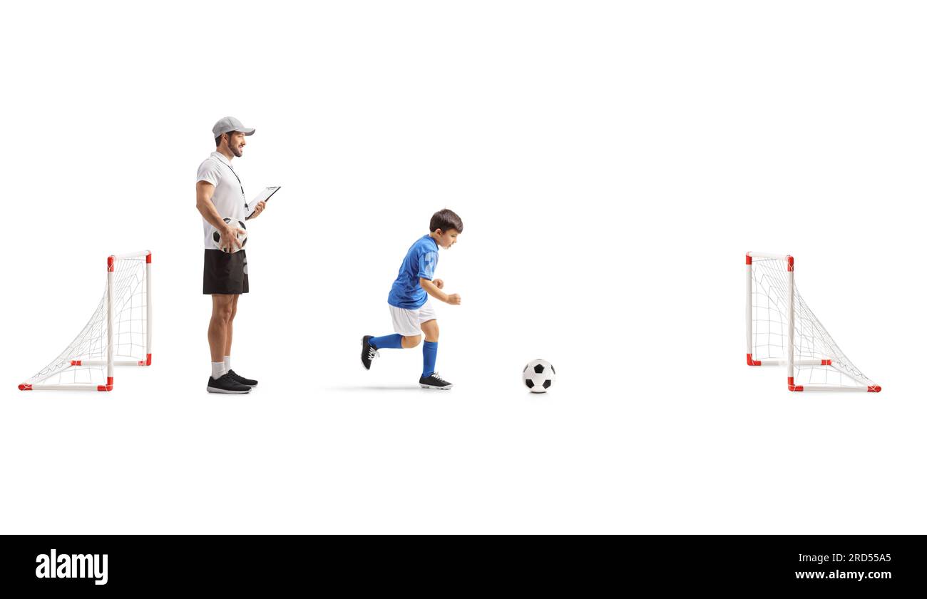 Junge, die mit einem Trainer Fußball trainieren, isoliert auf weißem Hintergrund Stockfoto Junge, die mit einem Trainer Fußball trainieren, isoliert auf weißem Hintergrund Stockfoto