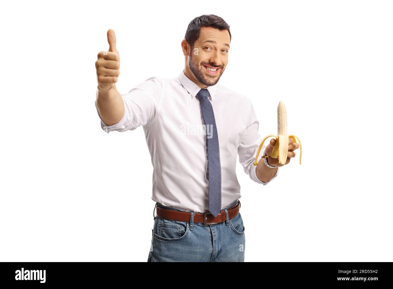 Junger Mann, der eine Banane in der Hand hält und das Schild mit den Daumen nach oben zeigt, isoliert auf weißem Hintergrund Stockfoto