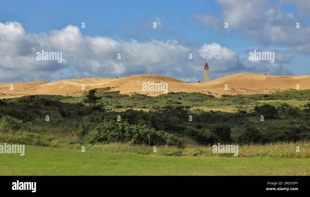 Blick auf Rubjerg Knude. Hohe Sanddünen an der Westküste Dänemarks. Alter Leuchtturm teilweise mit Sand bedeckt Stockfoto