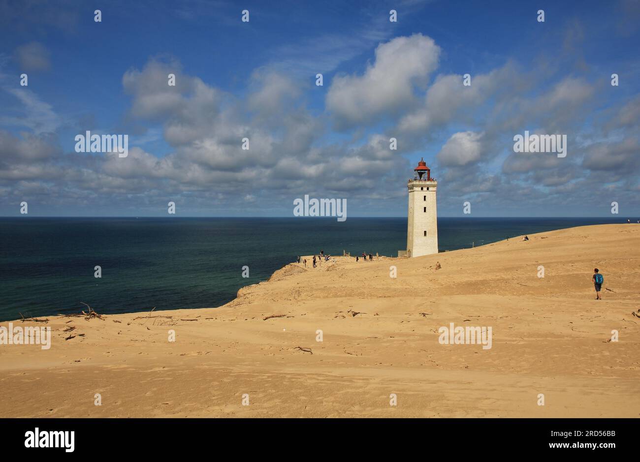 Der alte Leuchtturm ist teilweise von einer hohen Sanddüne bedeckt. Rubjerg Knude, Dänemark Stockfoto