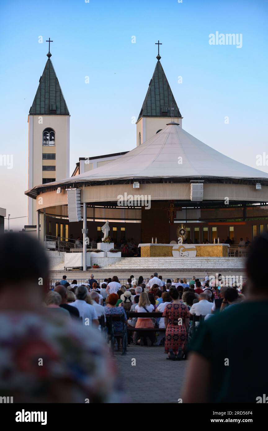 Anbetung Jesu Christi, der im Allerheiligsten Sakrament anwesend ist, nach der Abendmesse in Medjugorje, Bosnien und Herzegowina. Stockfoto