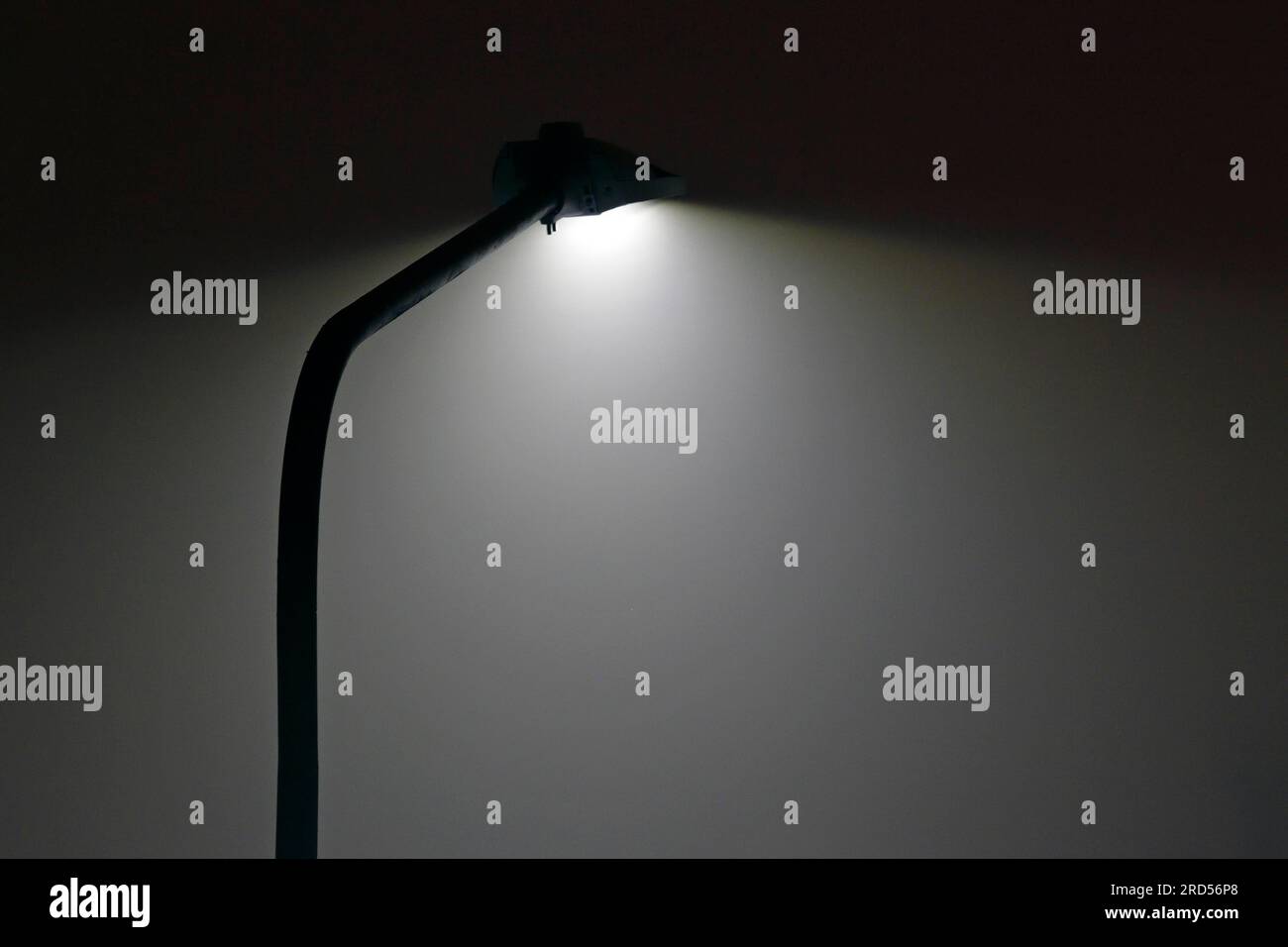 Die LED-Straßenlampe leuchtet nachts auf Stockfoto